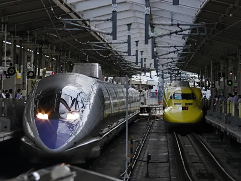 二つの新幹線、輝くホーム
