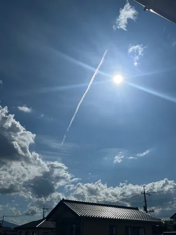 夏の空に引かれた白い線