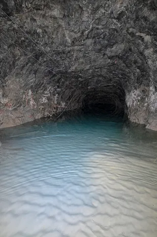 地下洞窟に沈む青い水面