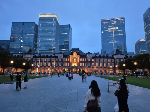 青い夕暮れと灯る駅舎