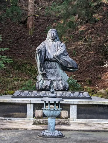 森の静寂に浮かぶ像