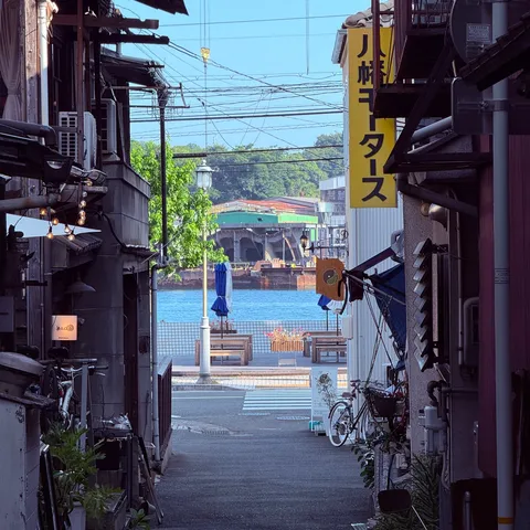 路地の向こうの海と港
