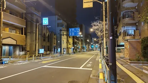 宵闇のストリート、建物と街灯