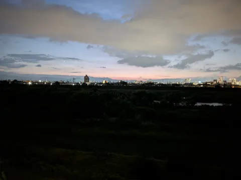 月明かりが照らす街の灯り