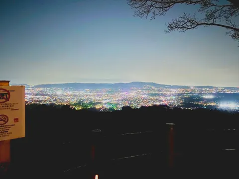 街の明かりと星空の共演