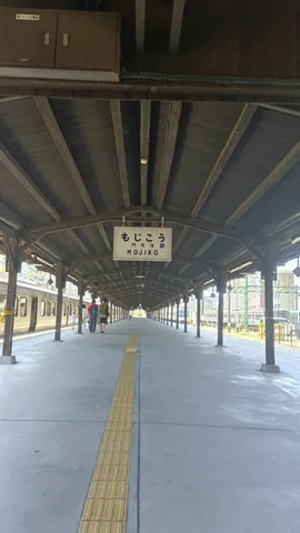 歴史を感じる駅ホームの眺め