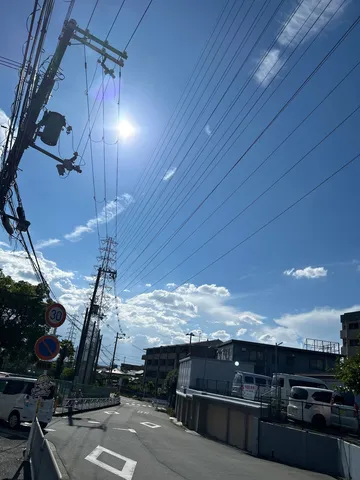 青空と電線の織りなす日常風景