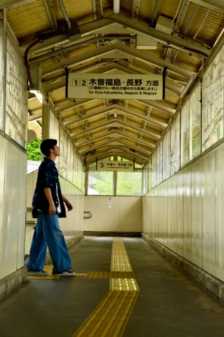 駅通路、上を向く視線