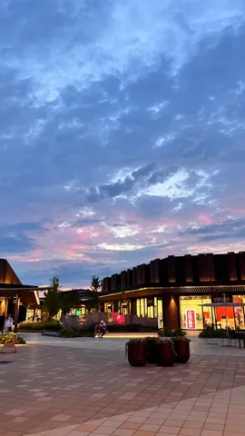 夕暮れに染まるショッピングモールの空