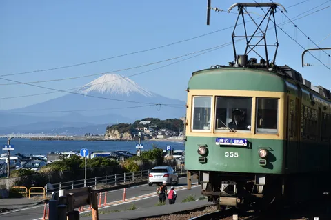 富士を横目に走る電車