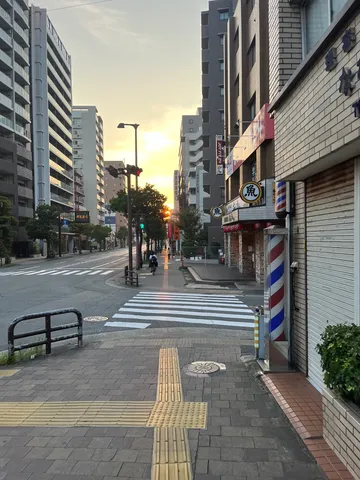 夕暮れ時の都会の交差点