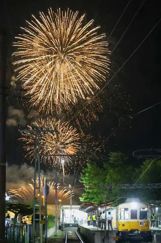夜空の花火、駅の日常