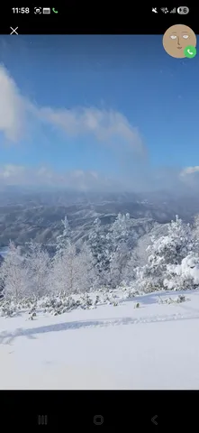 冬の山並み、静寂と雪景色