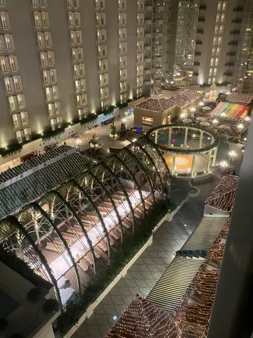 夜の中庭に灯る軌跡