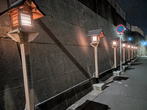 夜の石垣沿いの灯り