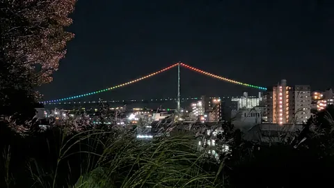 夜空を結ぶ虹の街灯