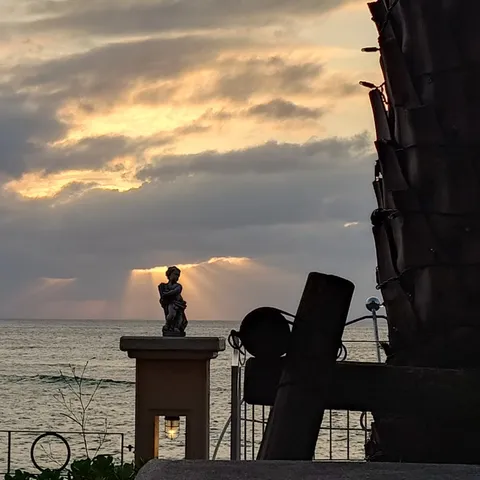 雲間から差す光と静寂な海