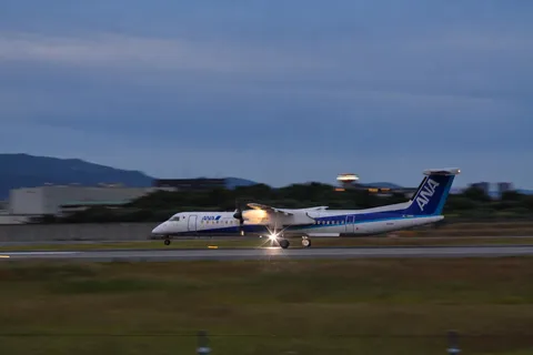 夜明け前のANA機