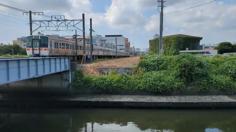 水面を駆ける銀の列車