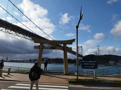 海と橋を結ぶ鳥居の影