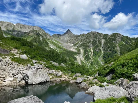 山と石と静かな池