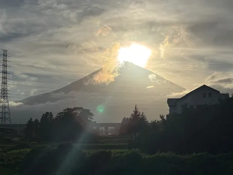 電線と夕日、そして富士山