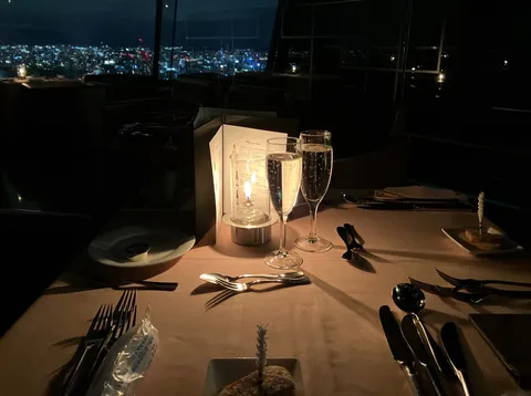 夜景と乾杯、特別な夜の始まり