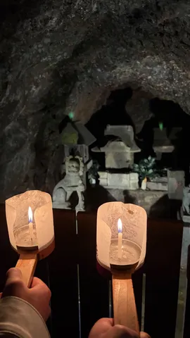 灯火が照らす神聖な洞窟
