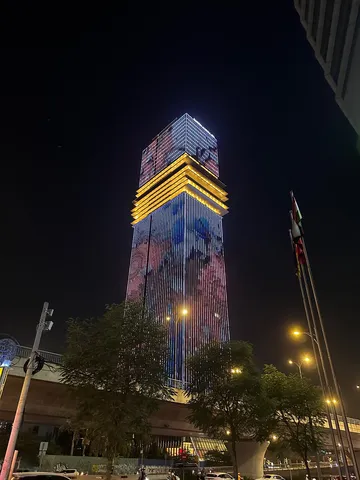 夜景に輝く都会のシンボル