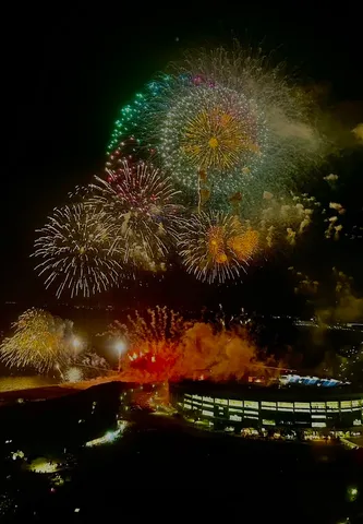 夜空を彩る花火とスタジアム