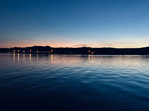 静寂の湖面に映る灯火