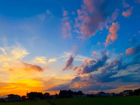夕暮れの空に染まる風景