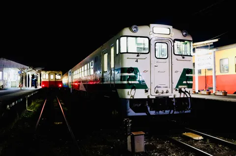 夜の駅、光と影のコントラスト