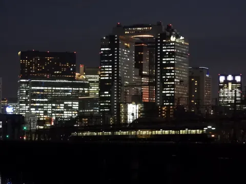 都会の夜景、電車の灯り