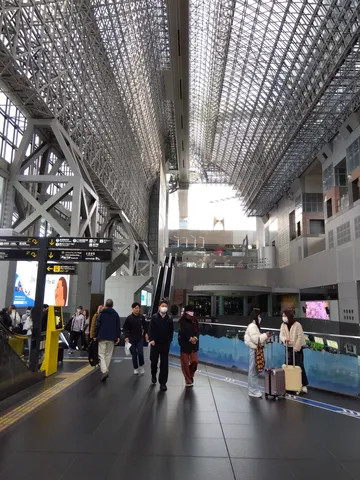 未来都市のような駅構内
