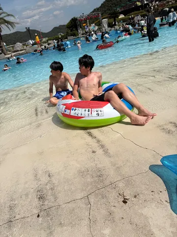 夏空と水面、無邪気なひととき
