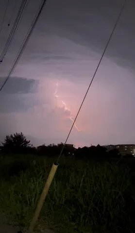 雷光が夜を裂く一瞬