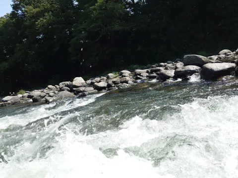 川の流れと岩のコントラスト