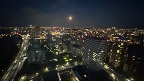 夜景と月の輝き