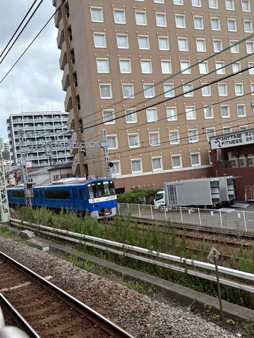 青い列車が走る街角