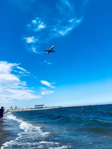 青空を横切る旅の影