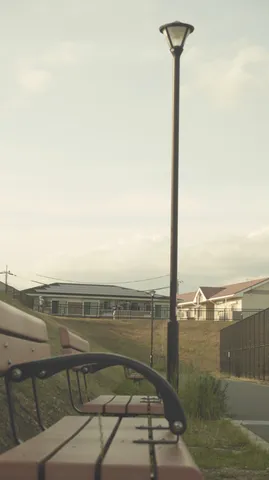 夕暮れのベンチと街灯
