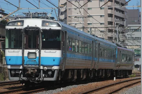 青い翼の列車が走る景色