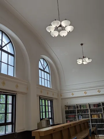 静謐なる図書館の光