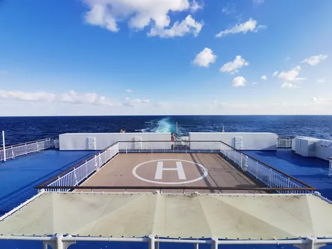 大海原へ、ヘリポートからの旅立ち
