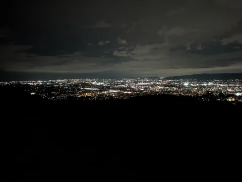 夜景に浮かぶ都市の匂い