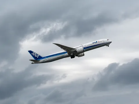 雲間を駆けるANA機