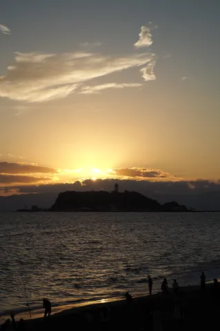 沈む太陽と語る海