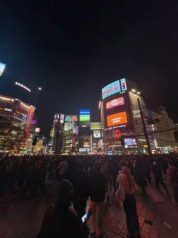 ネオン輝くスクランブル交差点