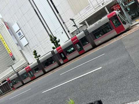 都会を走る近未来型トラム